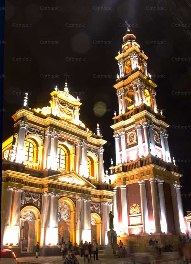 Chiesa illuminata di notte - Immagini stock cattoliche - Foto di santiagoelmenor