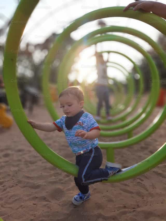 Niño jugando - Banco de imágenes católicas