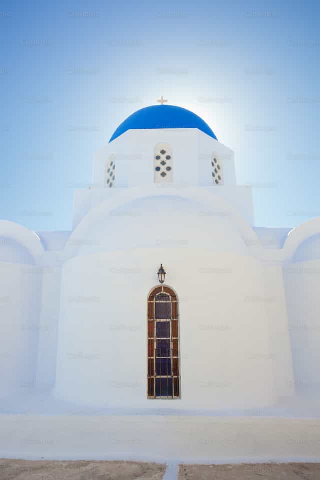 Santorini, iglesia con cúpula azul - Banco de imágenes católicas - Fotografía por Antonio Gravante