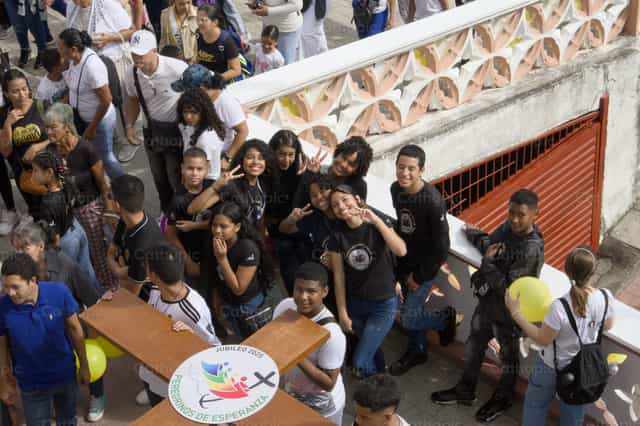 Jovenes con la Cruz del Jubileo 2025 - Banco de imágenes católicas - Fotografía por Génesis Marior