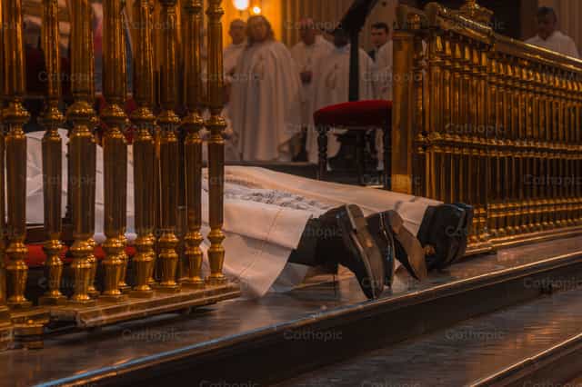 Pies de sacerdotes postrados - Banco de imágenes católicas - Fotografía por Rodrigo De Miguel