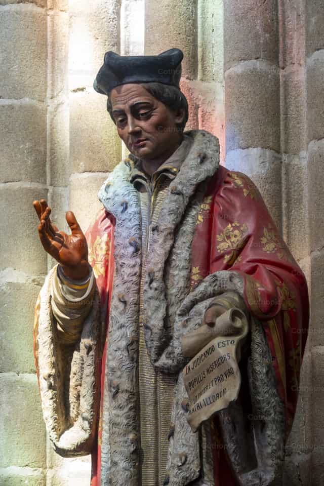 Estátua policromada de São Yves de Kermartin - Imagens católicas de stock - Foto de Joan Sutter