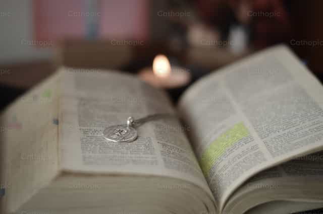 Biblia y medalla - Banco de imágenes católicas - Fotografía por Carolina BR
