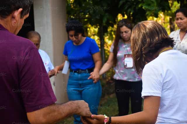 Orando juntos - Banco de imágenes católicas