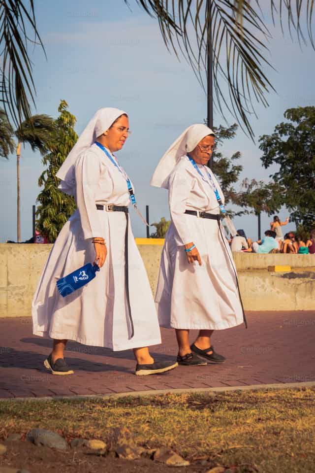 Hermanas en JMJ - Banco de imágenes católicas