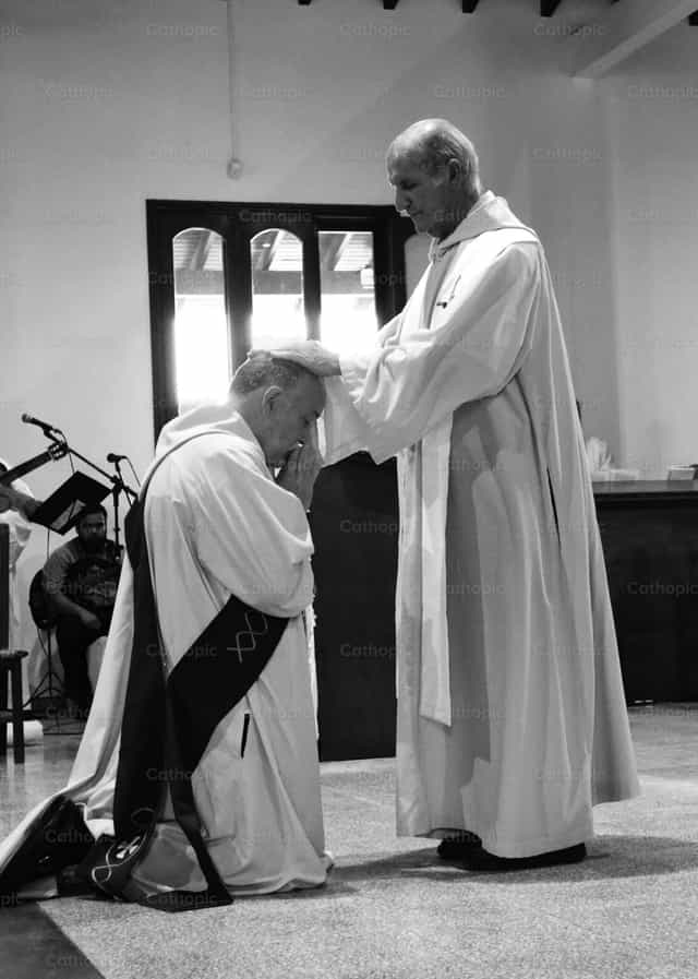 Imposicion de manos al diacono - Banco de imágenes católicas - Fotografía por ferchu1965