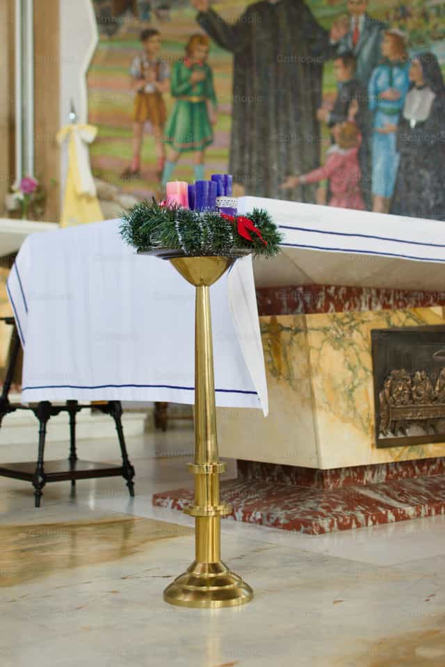 Coroa do Advento - Imagens católicas de stock