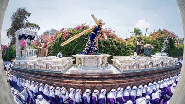 Procesion de Jesus Nazareno - Banco de imágenes católicas