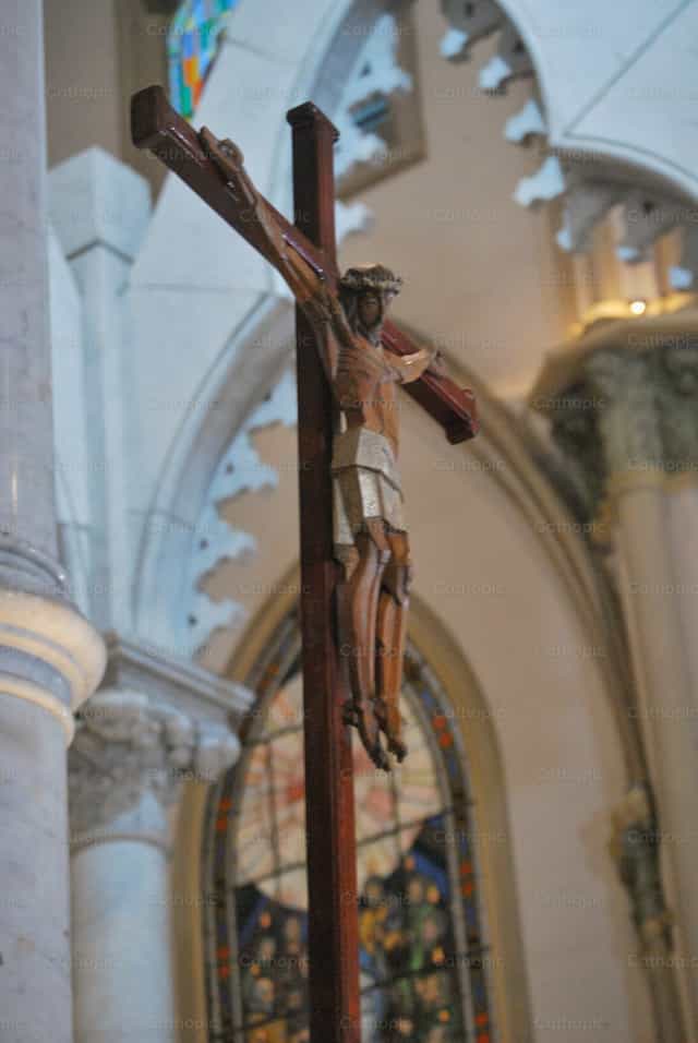 Crocifisso in cattedrale - Immagini stock cattoliche