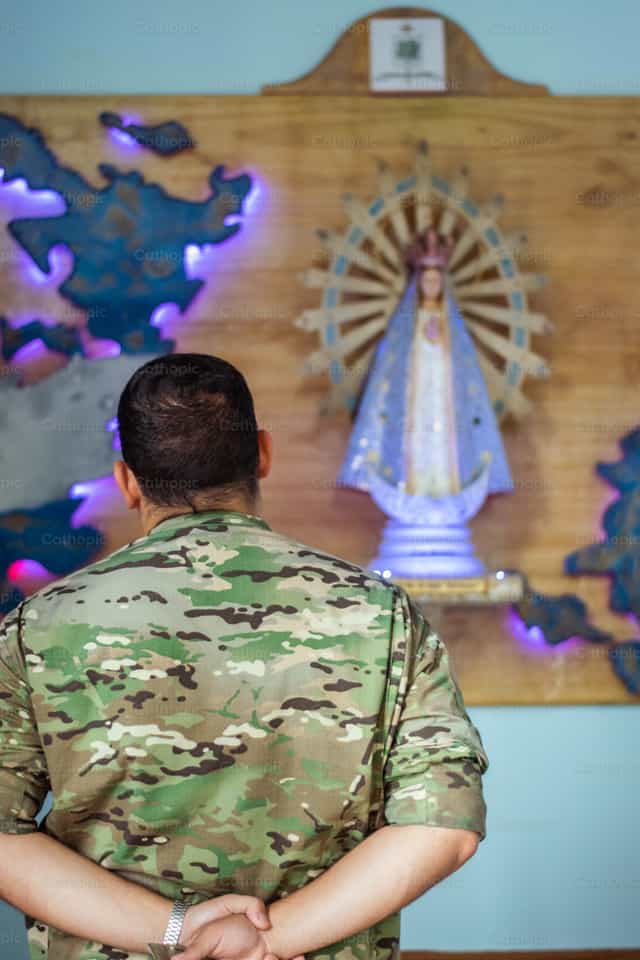 Devoção total | Virgem Maria - Imagens católicas de stock - Foto de Agencia Eremo