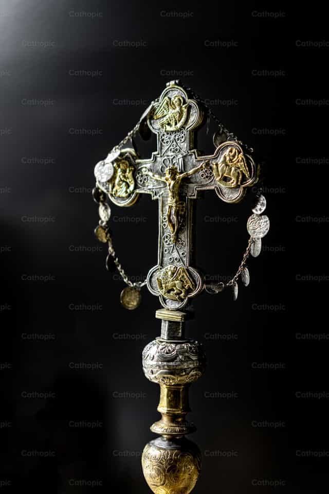 Lavishly adorned cross - Catholic stock images - Photo by Jakov Pleše