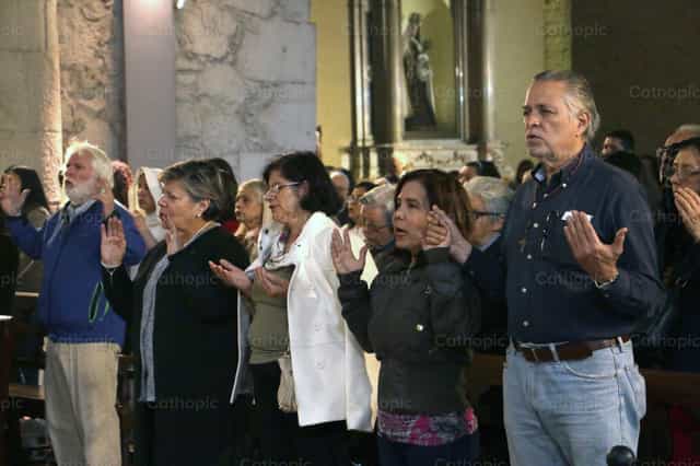 Rezando - Banco de imágenes católicas - Fotografía por elfuenza