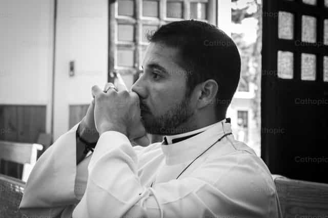 Un sacerdote rezando - Banco de imágenes católicas