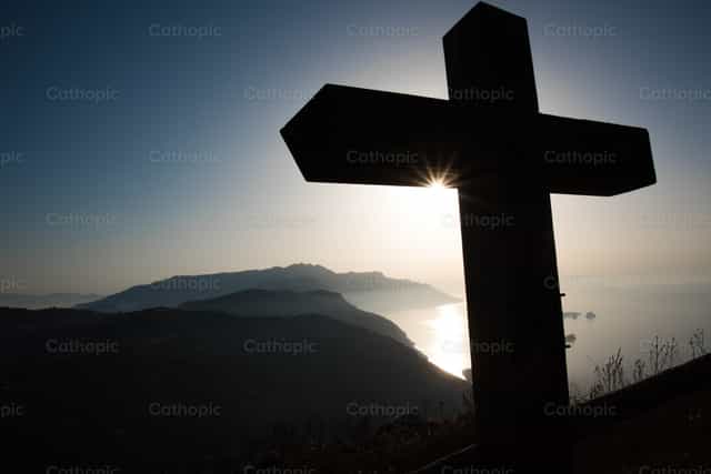 A cruz e uma bela paisagem montanhosa - Imagens católicas de stock