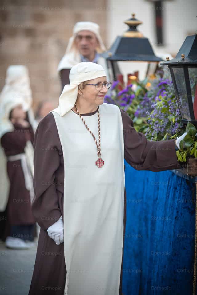 Mulher católica ora com profunda devoção - Imagens católicas de stock - Foto de Yandry Fernández Perdomo