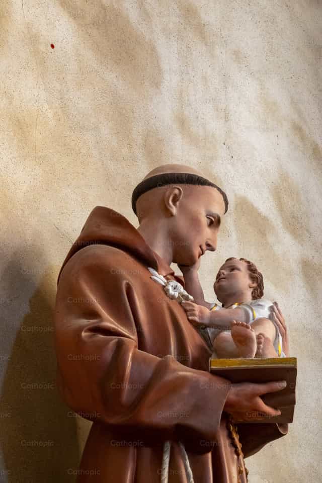 San Antonio de Padua sosteniendo al Niño Jesús - Banco de imágenes católicas - Fotografía por Joan Sutter