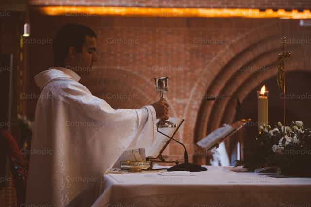 Sacerdote consagrando - Banco de imágenes católicas - Fotografía por Almures Studio
