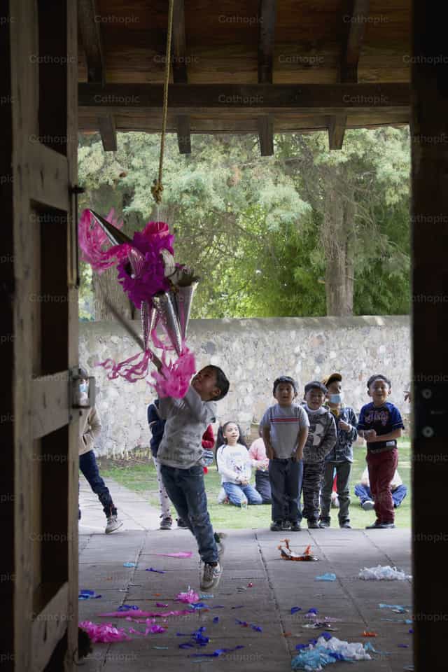 Piñata - Banco de imágenes católicas - Fotografía por Andrea Marquina