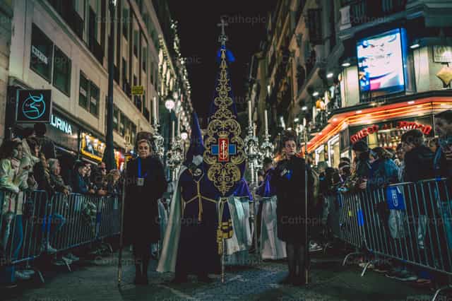 Met een capirote in processie door de straten - Katholieke stockfoto's