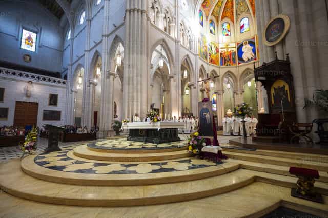 Altar mayor de la Catedral de la Almudena. Madrid - Banco de imágenes católicas - Fotografía por Álvaro García
