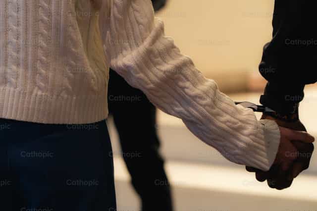 Mga kamay na nagkakaisa sa panalanging multi-kultural - Mga Catholic stock image