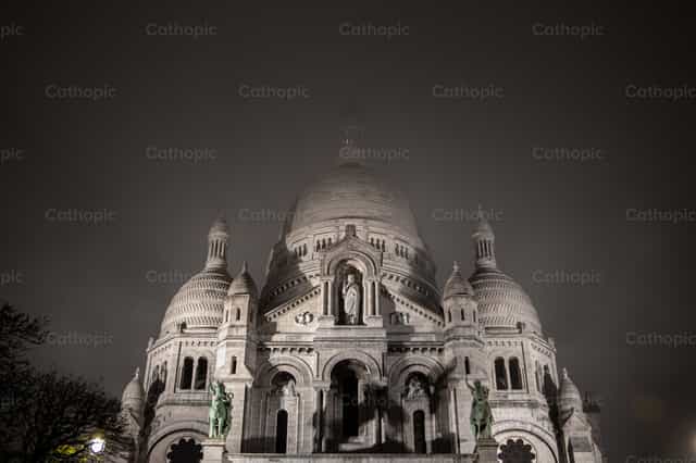 A Basílica do Sagrado Coração de Paris - Imagens católicas de stock