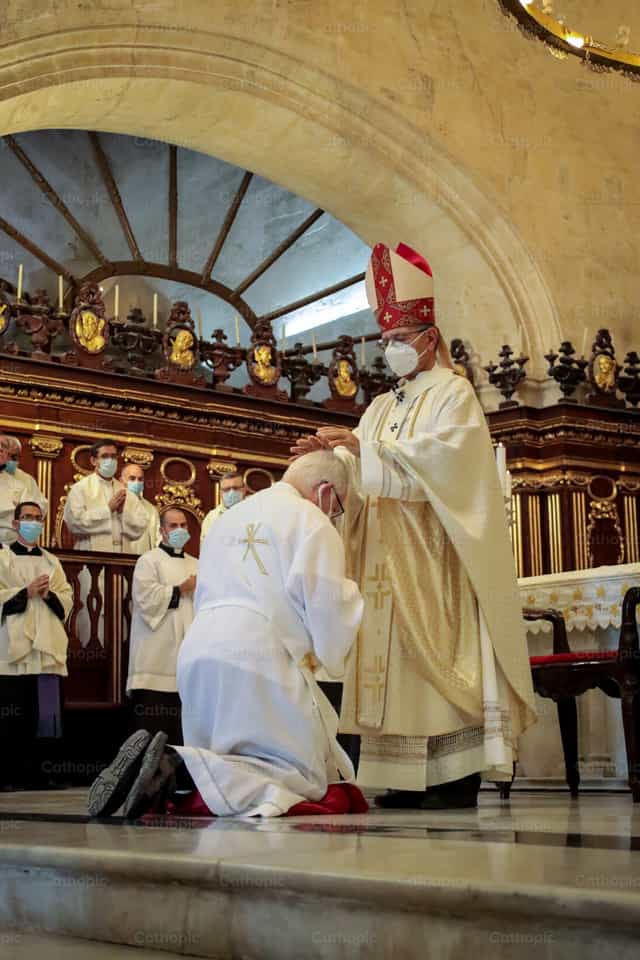 Imposición de Manos - Banco de imágenes católicas - Fotografía por Adrian Martínez Cádiz