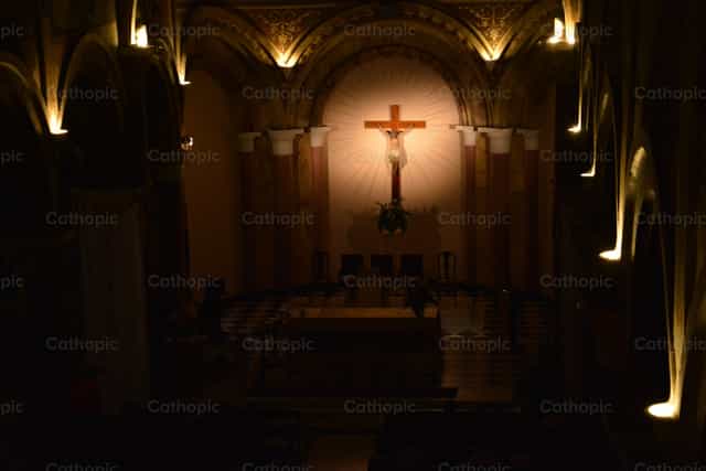 Kruzifix auf dem Altar - Katholische Stockfotos