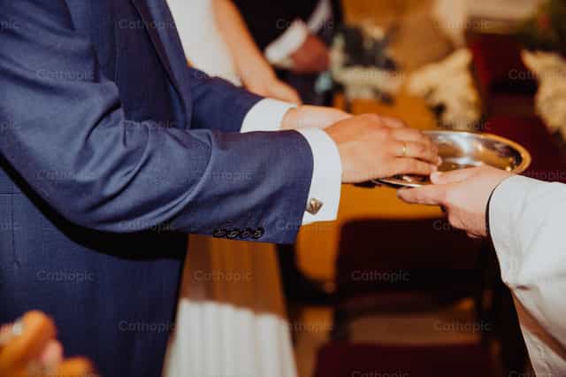 Entrega de las arras durante ceremonia de boda - Banco de imágenes católicas