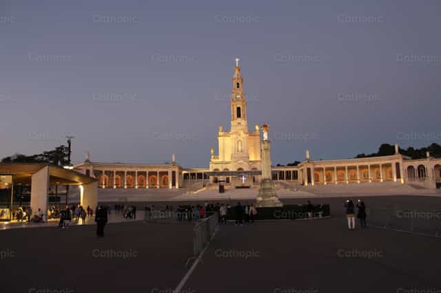 Iglesia de noche - Banco de imágenes católicas