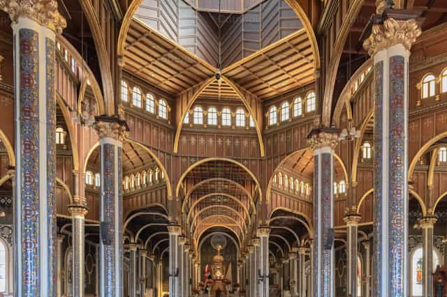 Basilica interna di Nostra Signora degli Angeli - Immagini stock cattoliche