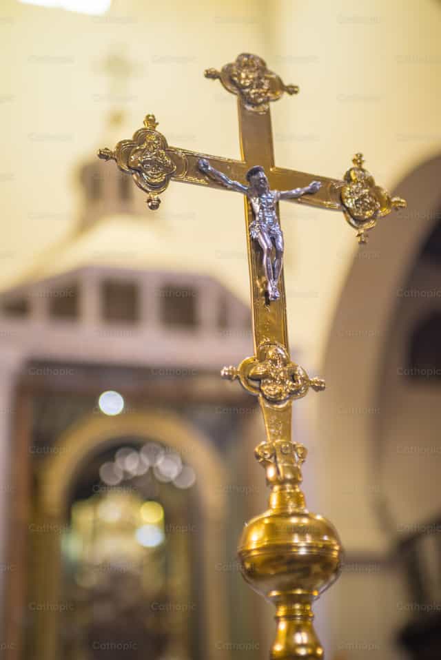 Crucifijo en el santuario - Banco de imágenes católicas