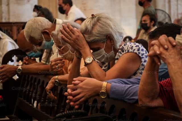 Vieille femme en prière - Images catholiques de stock