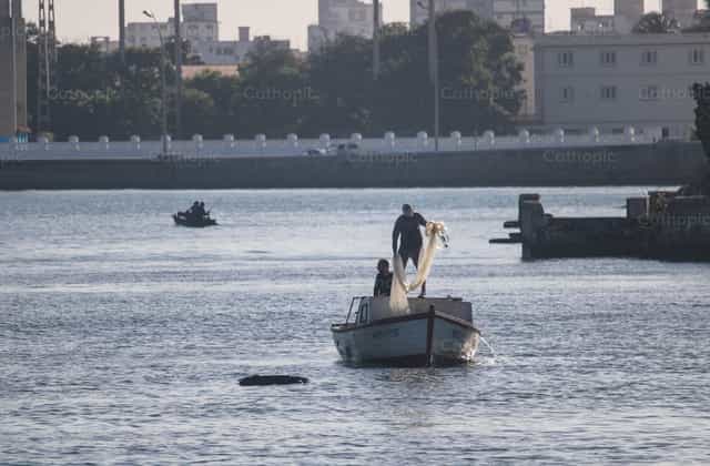 Pescador echando la red para pescar - Banco de imágenes católicas - Fotografía por Yandry Fernández Perdomo