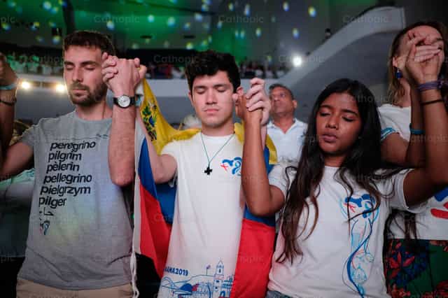 orando en la JMJ Panama - Banco de imágenes católicas