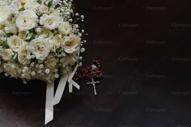 Rosenkranz und Blumen - Katholische Stockfotos