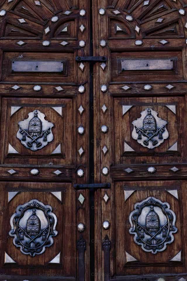 Puerta con el símbolo del Vaticano - Banco de imágenes católicas
