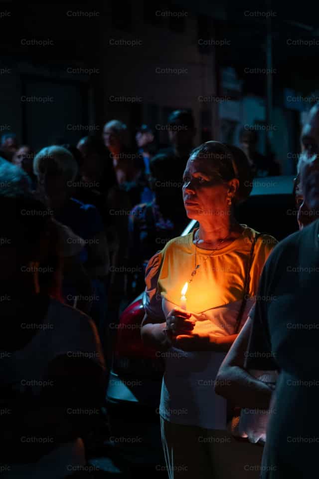 La luz de Cristo entre la oscuridad - Banco de imágenes católicas - Fotografía por Miguel White