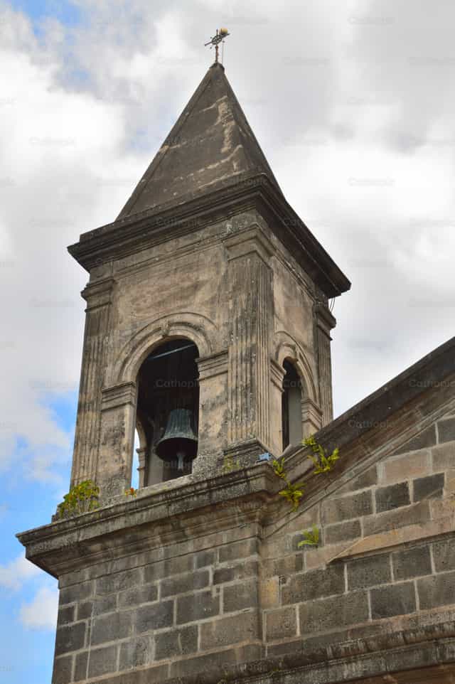 Campanario de piedra con una campana y una cruz - Banco de imágenes católicas - Fotografía por Jose Conejo Saenz