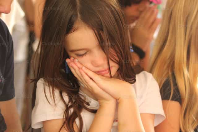 A Child in Prayer - Catholic stock images - Photo by Thácio Leite