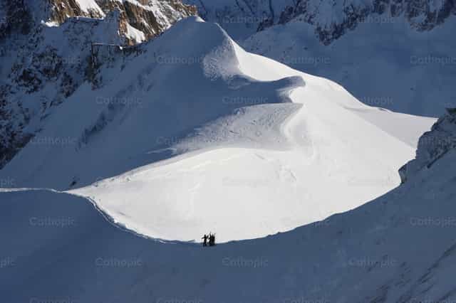 Schneebedeckter Berg - Katholische Stockfotos - Foto von Saul Ibarra