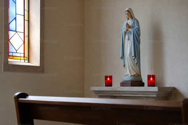 Estatua de la Virgen María en una capilla lateral - Banco de imágenes católicas - Fotografía por Filip Pleše