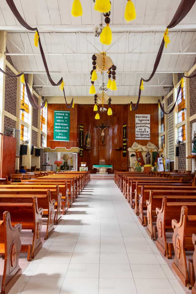 Interno di una chiesa cattolica - Immagini stock cattoliche - Foto di fkyjb
