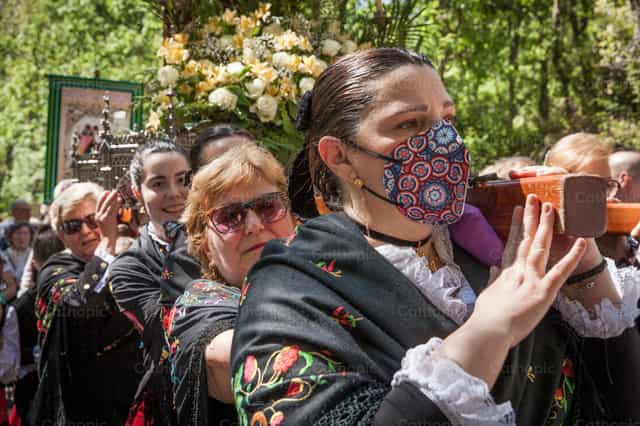 Procesión española, toma 2 - Banco de imágenes católicas - Fotografía por Yael Portabales