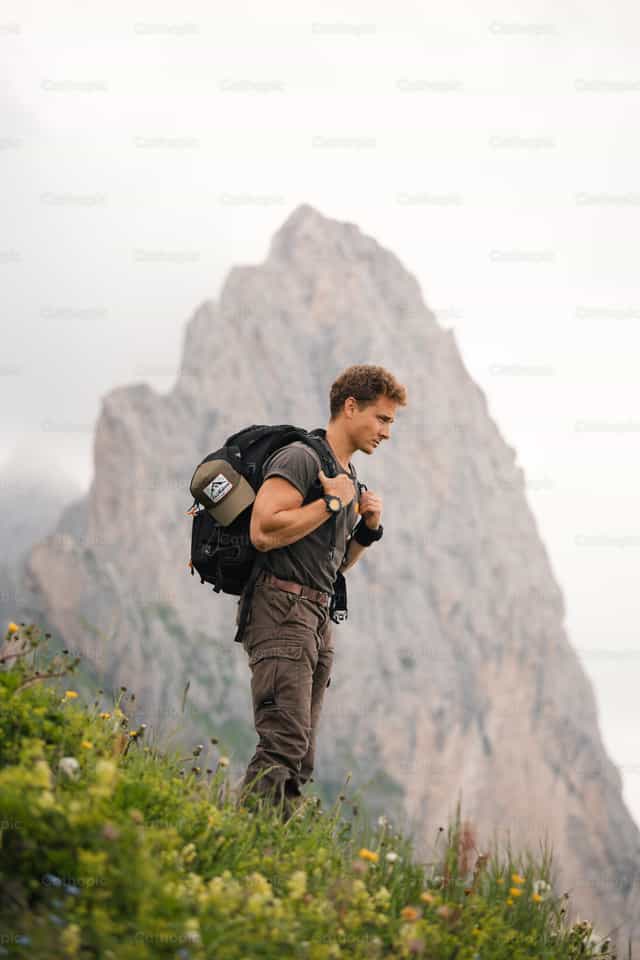 Senderista en la cima de las Dolomitas - Banco de imágenes católicas - Fotografía por Santiago de la Hoz