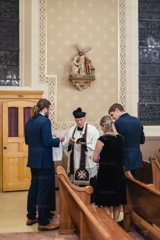 Priester betet mit Eltern und Taufpaten - Katholische Stockfotos - Foto von Carlos Sierra