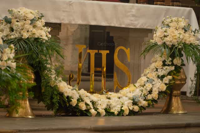 Arreglo de flores JHS - Banco de imágenes católicas - Fotografía por Javier Bastidas