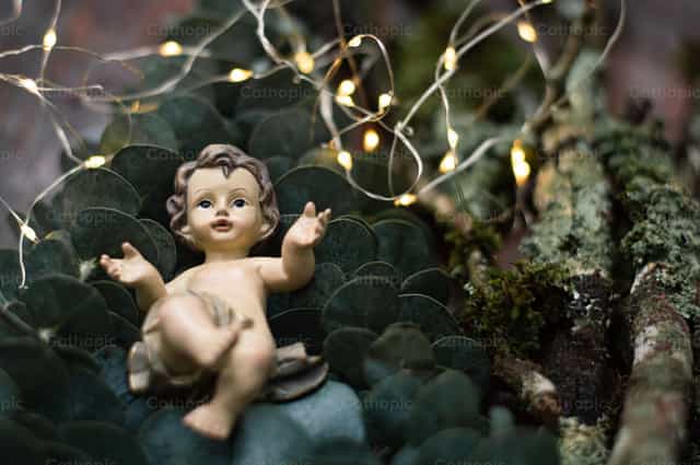 Bebê Jesus em um fundo natural - Imagens católicas de stock