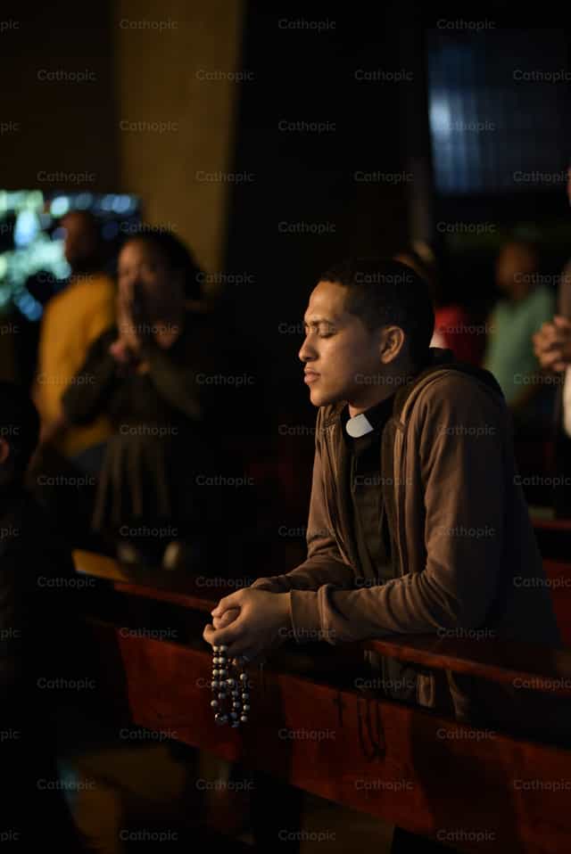 Sacerdote Orando - Banco de imágenes católicas