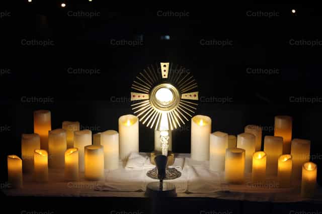 Licht in de duisternis - Katholieke stockfoto's